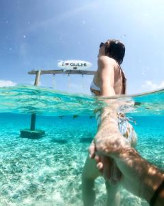 古莉的住宿－Beach Walk Villa Maldives，船上的女人