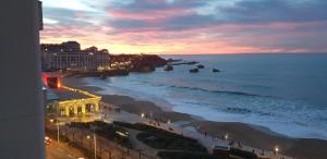 ビアリッツにあるLe Panoramaの海と夕日のビーチの景色