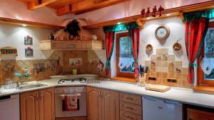 Kitchen o kitchenette sa Holiday home Marianska/Erzgebirge 1683