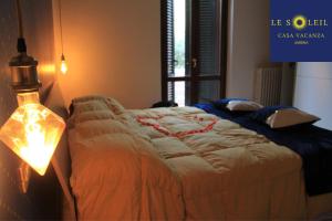 1 dormitorio con 1 cama con luz encendida en LE SOL&IL Umbria, en Foligno