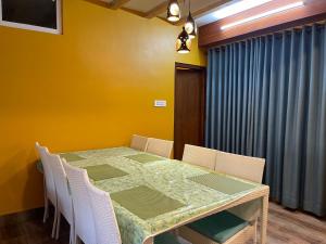 Posezení v ubytování Munus Travel Home is "A Peaceful Home Away from the City"