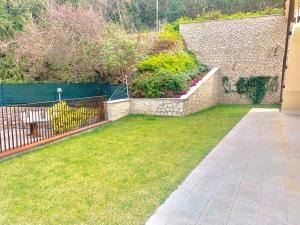 A garden outside Due Lune Home