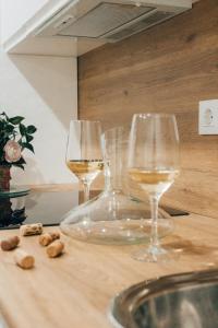 dos copas de vino sentadas en una mesa de madera en Vivienda de Uso Turístico MARINA LUXURY en Padrón