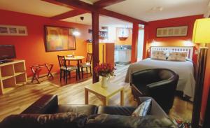Apartamentos La Casa del Pintor في كودييرو: غرفة نوم مع سرير وغرفة معيشة