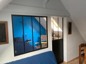 um quarto com uma janela com uma cama e um avião em Residence Labrège T2Duplex Spa Piscine em Sargé Les Le Mans 