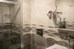 uma casa de banho com um chuveiro e um lavatório. em Sare House em Istambul