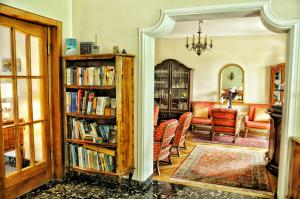 een woonkamer gevuld met boekenplanken gevuld met boeken bij Hotel Zima in Merano