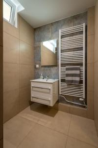 A bathroom at Hostel 26