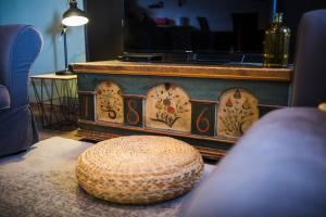 a living room with a sink and a bowl on the floor at Appartements et Séminaires Griotte et Cannelle in Bergbieten