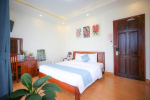 Postel nebo postele na pokoji v ubytování Rose Valley Hotel Da Lat Vietnam