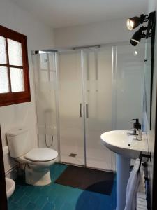 Koupelna v ubytování La Casa de les Oques + 10 fotografií