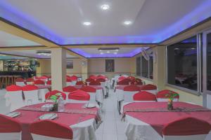 Restoran või mõni muu söögikoht majutusasutuses OYO 789 Hotel Shivam Plaza