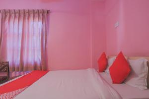 Voodi või voodid majutusasutuse OYO 789 Hotel Shivam Plaza toas