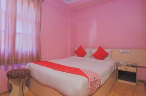 Voodi või voodid majutusasutuse OYO 789 Hotel Shivam Plaza toas