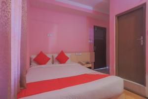 Voodi või voodid majutusasutuse OYO 789 Hotel Shivam Plaza toas