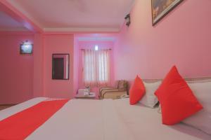 Voodi või voodid majutusasutuse OYO 789 Hotel Shivam Plaza toas