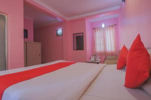 Voodi või voodid majutusasutuse OYO 789 Hotel Shivam Plaza toas