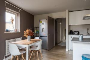 a kitchen with a table and chairs and a refrigerator at GuestReady - Cosy 2BR Home in Vibrant Angel in London