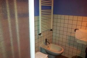 een badkamer met een toilet en een wastafel bij Agriturismo Campoletizia in Miglianico