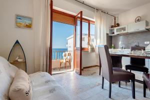 una cucina e un soggiorno con vista sull'oceano di SARDINIA RE - Casa Anglona a Castelsardo