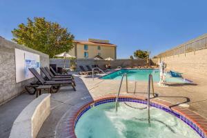 Het zwembad bij of vlak bij Comfort Inn & Suites Lancaster Antelope Valley