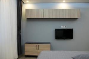 een slaapkamer met een bed en een tv aan de muur bij Sare House in Istanbul