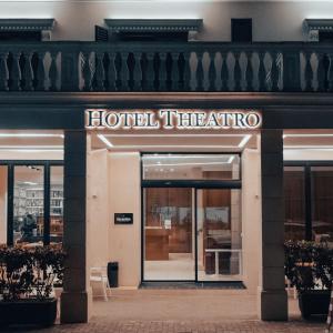 地拉那的住宿－Hotel Theatro- City Center，大楼前的酒店剧院标志