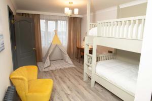 Erris Coast Hotel في Geesala: غرفة نوم للأطفال مع سرير بطابقين وكرسي