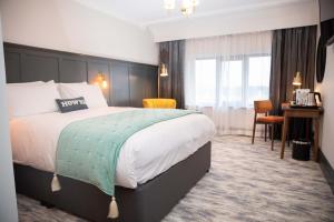 Postel nebo postele na pokoji v ubytování Erris Coast Hotel