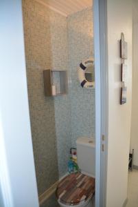 y baño con aseo y asiento de madera. en FACE MER et PLAGE, entre SAINT MICHEL et SAINT BREVIN, en Saint-Michel-Chef-Chef 14 fotos más