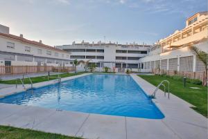 uma grande piscina em frente a um edifício em Laduna Tarifa Penthouse / seaview & pool em Tarifa