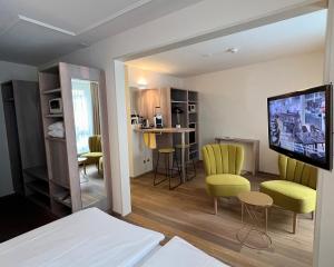 Televiisor ja/või meelelahutuskeskus majutusasutuses PLATZHIRSCH ZÜRICH - Downtown Boutique Hotel & Sushi Lounge