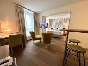 Letto o letti in una camera di PLATZHIRSCH ZÜRICH - Downtown Boutique Hotel & Sushi Lounge