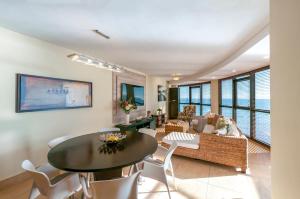 comedor y sala de estar con mesa y sillas en Luxury Ocean View 1203, en Ciudad del Cabo