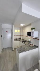 Kuchyňa alebo kuchynka v ubytovaní IMPECABLE ESTUDIO CON PARQUE ACUATICO