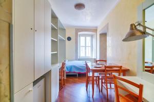 cocina y comedor con mesa y sillas en Lloyd Residence Triestino, en Trieste