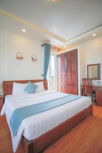 Postel nebo postele na pokoji v ubytování Rose Valley Hotel Da Lat Vietnam