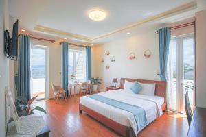 Postel nebo postele na pokoji v ubytování Rose Valley Hotel Da Lat Vietnam