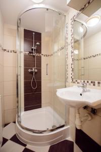 Kúpeľňa v ubytovaní APARTAMENT TAJEMNICZY OGRÓD ŚCISŁE CENTRUM ZAKOPANE