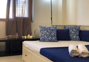 アルゲーロにあるCasa Ilariaのベッドルーム1室(青と白の枕が備わるベッド1台付)