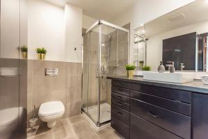 łazienka z prysznicem, toaletą i umywalką w obiekcie VacationClub – Diune Resort Apartament 312 w Kołobrzegu