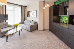 salon z kanapą i stołem w obiekcie VacationClub – Diune Resort Apartament 312 w Kołobrzegu