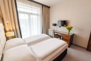 pokój hotelowy z łóżkiem, biurkiem i oknem w obiekcie VacationClub – Diune Resort Apartament 312 w Kołobrzegu