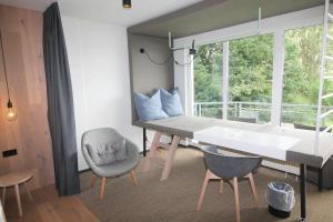 Zimmer mit einem Tisch, Stühlen und einem Fenster in der Unterkunft Junior-Suite am See in Ascheberg