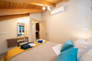 Un pat sau paturi într-o cameră la Mimoza's Apartment