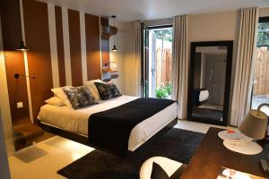 una habitación de hotel con una cama y una mesa y una habitación en Hotel Pont Levis - Franck Putelat, en Carcassonne