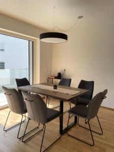Fotografia z galérie ubytovania Luxury - Apartment mit Balkon in Seenähe v destinácii Gmunden + 9 fotografií