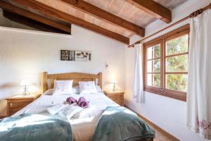 ein Schlafzimmer mit einem Bett mit zwei Schuhen drauf in der Unterkunft Fontxica in El Port
