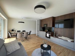 Kuchyňa alebo kuchynka v ubytovaní Luxury - Apartment mit Balkon in Seenähe