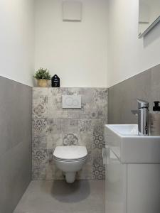 Kúpeľňa v ubytovaní Luxury - Apartment mit Balkon in Seenähe